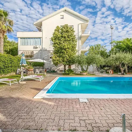 Appartement Gorgeous In With Swimming Pool