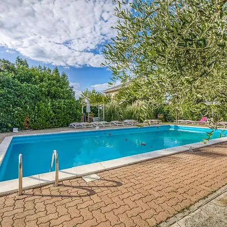 Appartement Gorgeous In With Swimming Pool